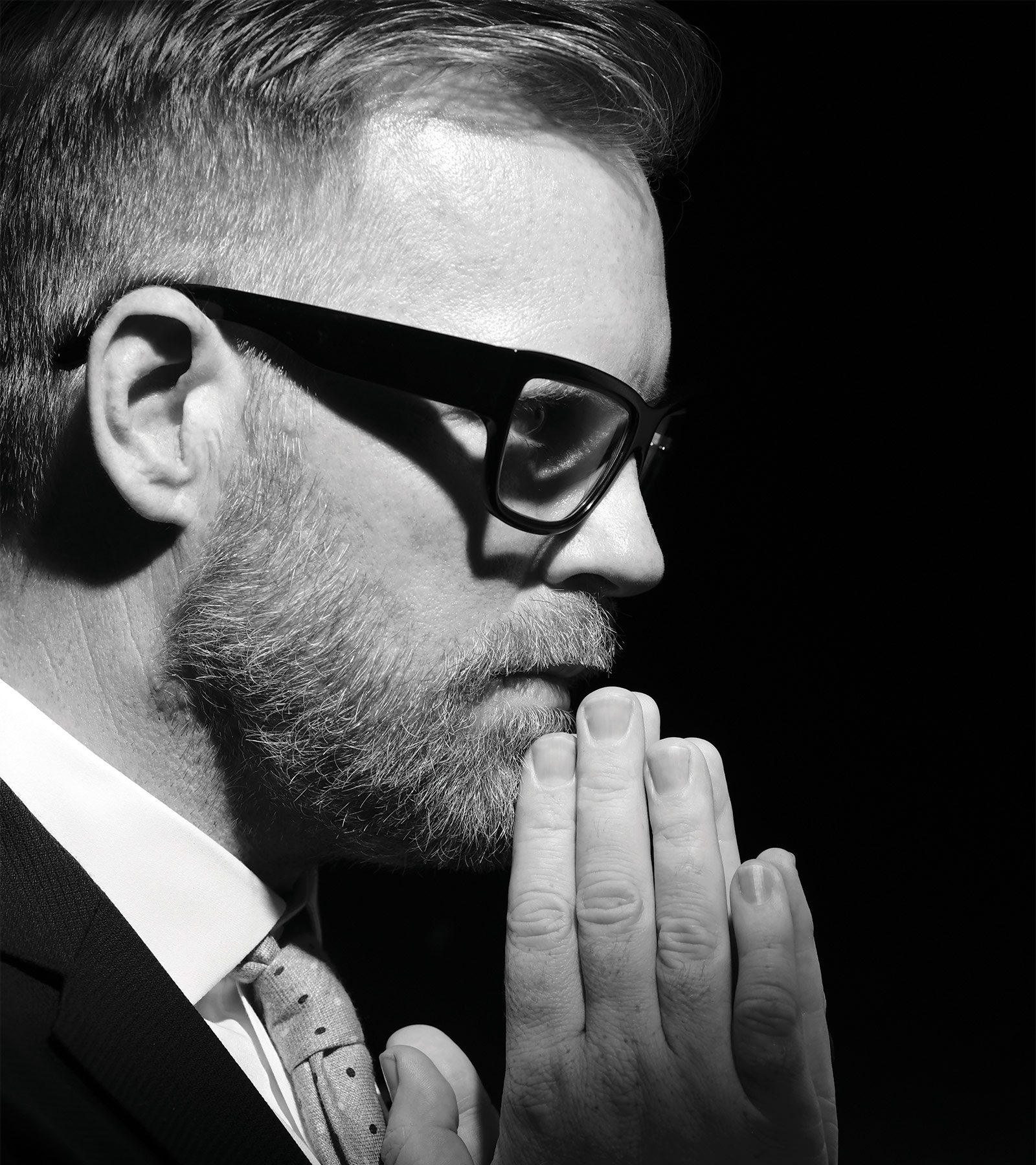 Tom Davies conceptualised made-to-measure eyewear using the finest materials and the finest craftsmanship. 